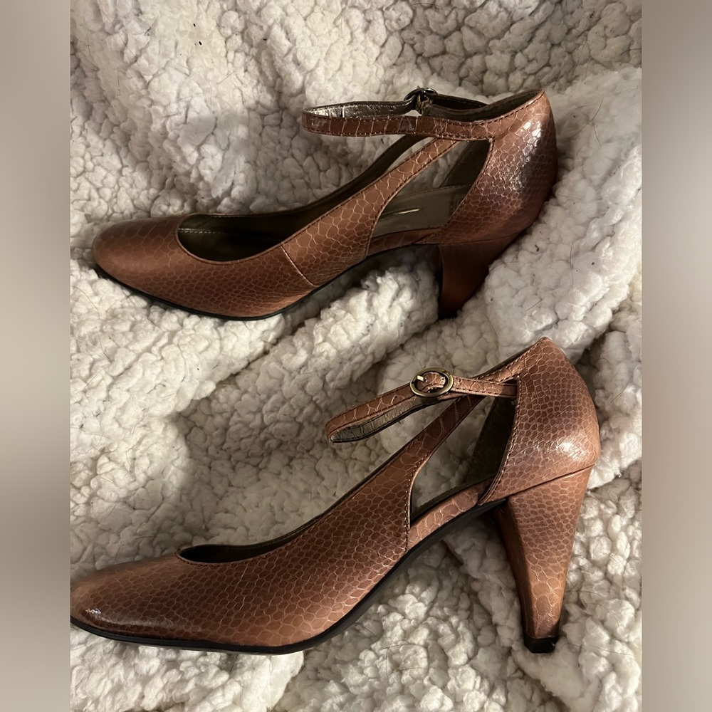 New Direction Brown Carmel Pumps size 8 1/2 M like new